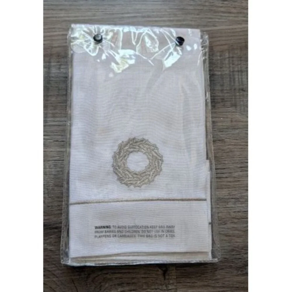 Williams Sonoma Wreath/Snowflake Embroidered 100% Linen Guest Towels Set of 2